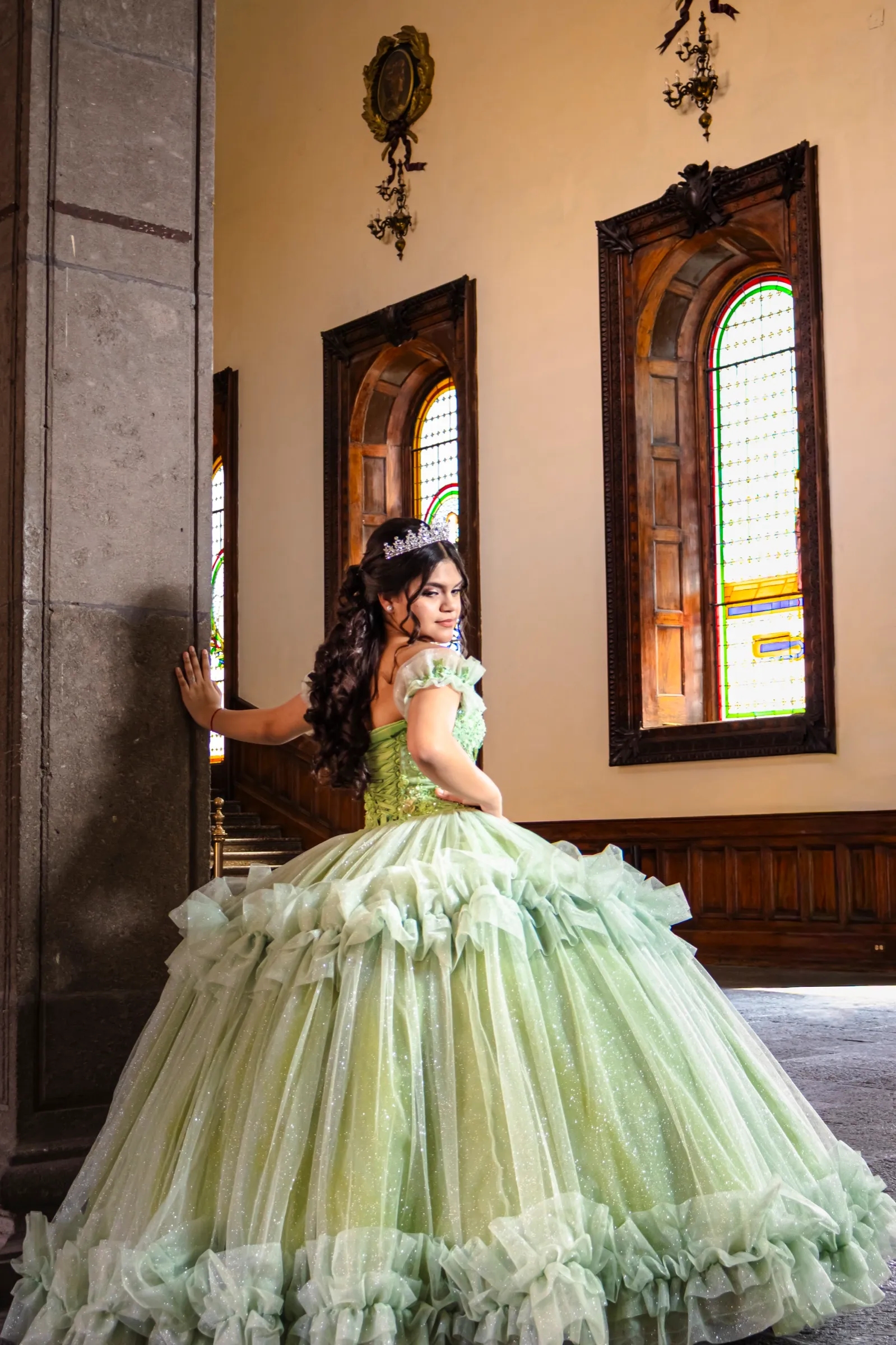 Camila girando entre vitrales