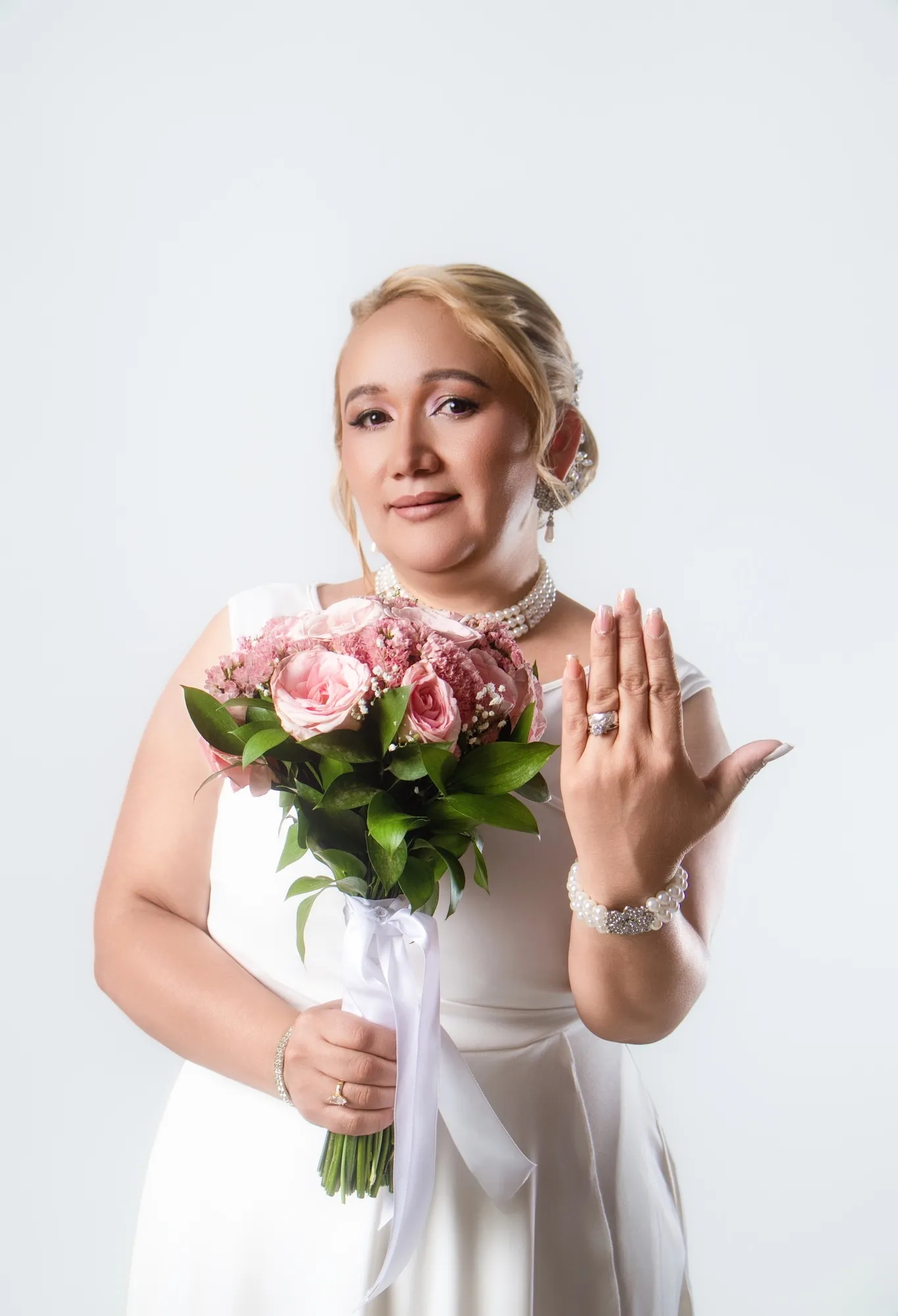 Novia con su ramo mostrando el anillo