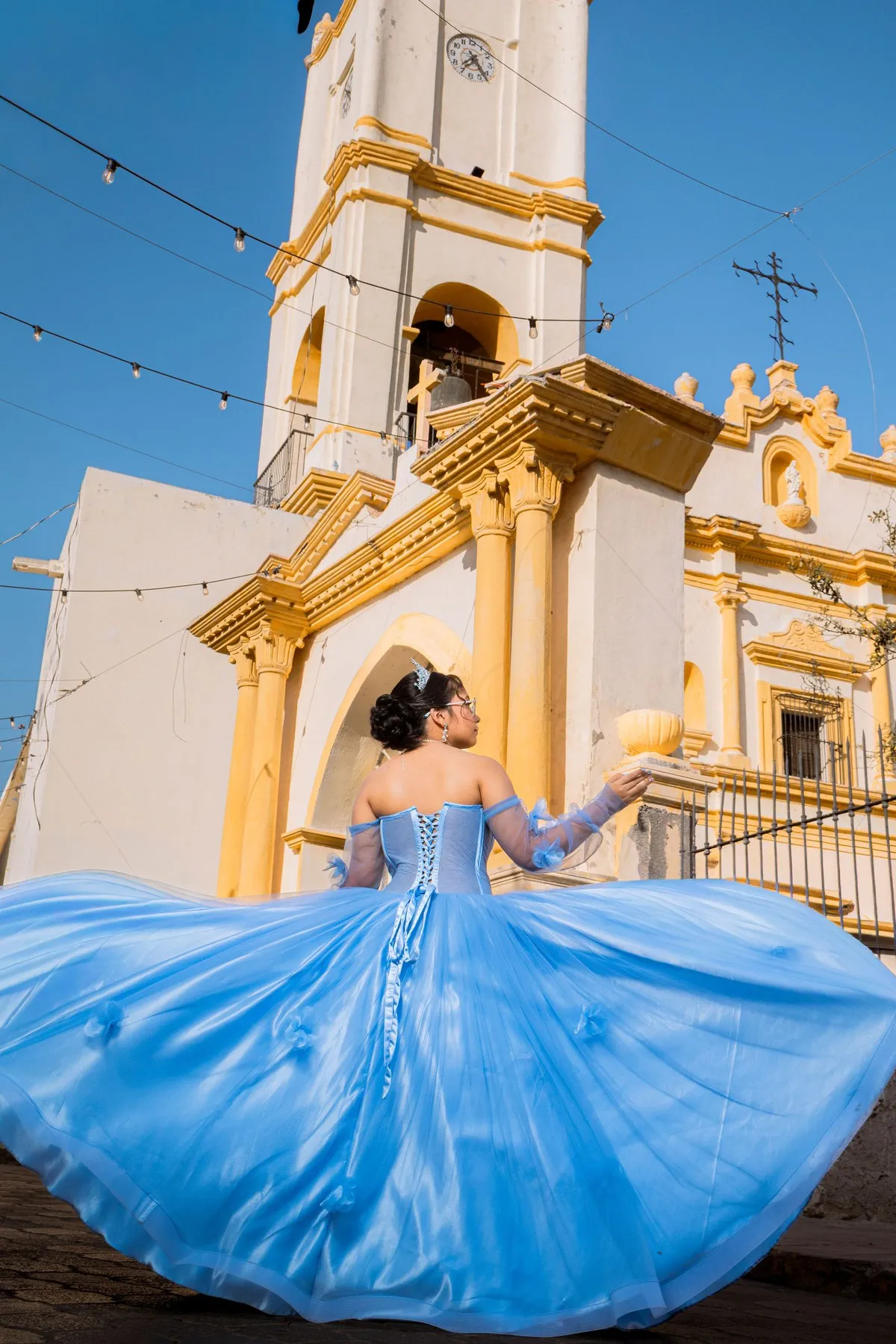 Mía frente a la iglesia del centro